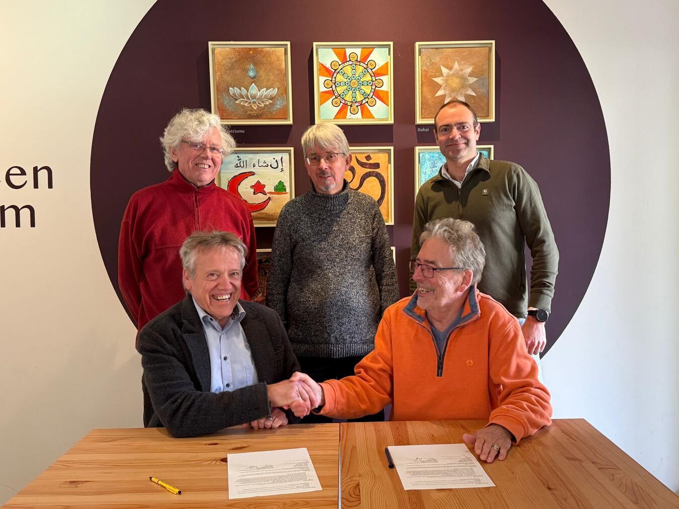Bei der Unterzeichnung (v.l.): Henk van de Zand (Beirat, Haus der Begegnung-Beth HaMifgash), Michael Meuten (Vorstand und Beirat, Haus der Begegnung-Beth HaMifgash), Sietse Jager (Direktor Museumpark Orientalis), Walter Hamers (Vorstand, Museumpark Orientalis) und Thomas Ruffmann (Vorstand und Beirat, Haus der Begegnung-Beth HaMifgash). Foto: privat