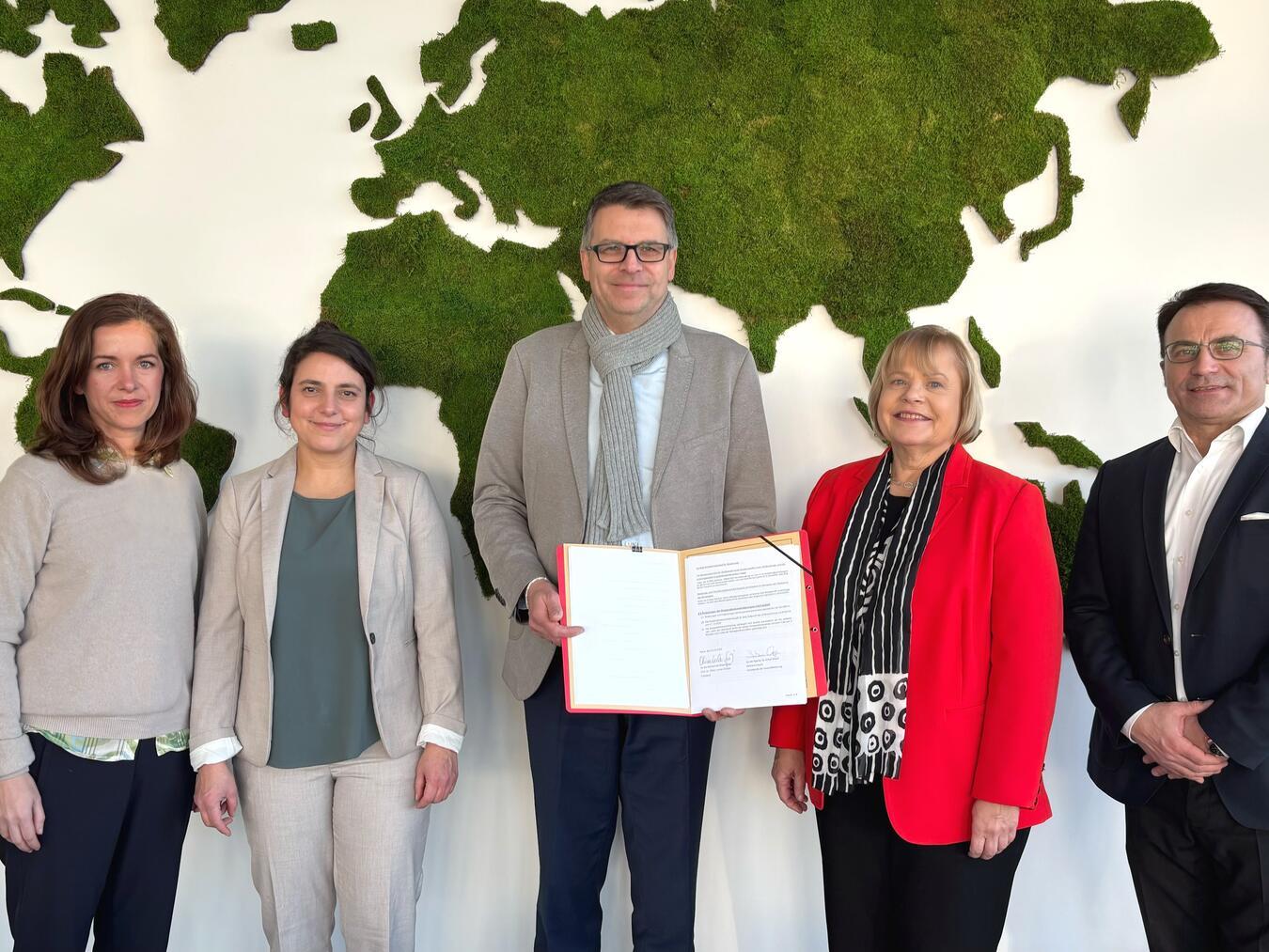 Bei der Unterzeichung der Kooperationsvereinbarung, v.l.: Andrea Michels (Kommissarische Leitung Zentrale Studienberatung, HSRW), Sara Khaffaf-Roenspieß (Leitung Dezernat Studienangelegenheiten, HSRW), Prof. Dr. Oliver Locker-Grütjen (Hochschulpräsident), Barbara Ossyra (Vorsitzende der Geschäftsführung der Agentur für Arbeit Wesel), Dominik Blechschmidt (Geschäftsführer Operativ in der Arbeitsagentur Wesel. Foto: © André Ruckriegel/HSRW