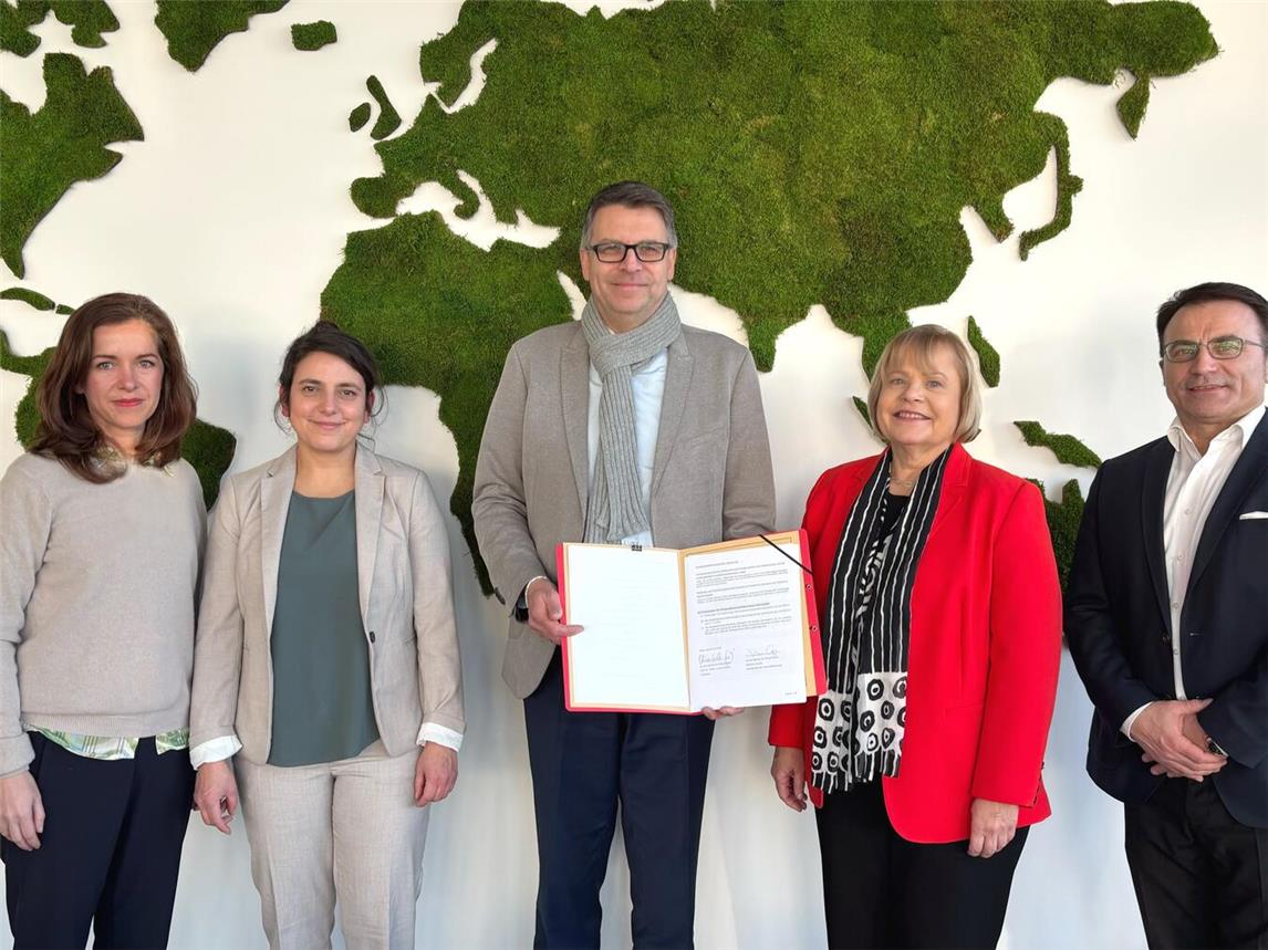 Bei der Unterzeichung der Kooperationsvereinbarung, v.l.: Andrea Michels (Kommissarische Leitung Zentrale Studienberatung, HSRW), Sara Khaffaf-Roenspieß (Leitung Dezernat Studienangelegenheiten, HSRW), Prof. Dr. Oliver Locker-Grütjen (Hochschulpräsident), Barbara Ossyra (Vorsitzende der Geschäftsführung der Agentur für Arbeit Wesel), Dominik Blechschmidt (Geschäftsführer Operativ in der Arbeitsagentur Wesel. Foto: © André Ruckriegel/HSRW