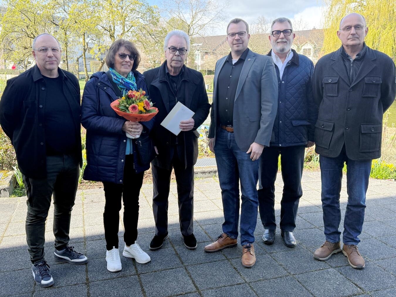 Bei der Verabschiedung (v.l.): Georg Seves (Fachbereichsleiter Öffentliche Ordnung und Schule), Brigitte und Norbert Kohl, Bürgermeister Stephan Reinders, Schiedsmann Holger Mackensen und Stellvertreter Christof Mergens. Foto: Gemeinde Bedburg-Hau