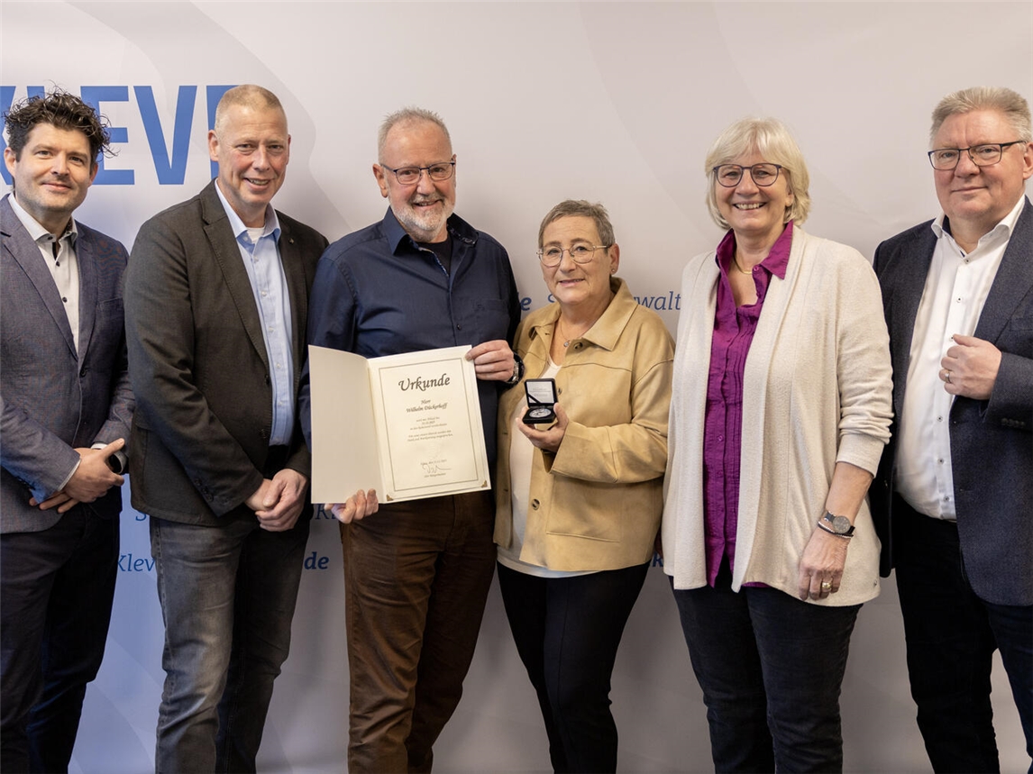 Bei der Verabschiedung (v.l.): Personalchef Thomas Horster, Bürgermeister Markus Dahmen, Wilhelm Dückerhoff mit Partnerin, Personalratsvorsitzende Ariane Süßmaier, Museumsdirektor Harald Kunde.