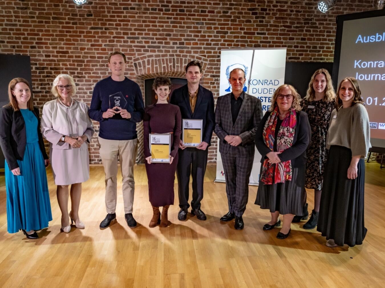 Bei der Verleihung des Duden-Journalistenpreises (v.l.): Dagmar van der Linden (WeselMarketing), Sigrid Baum (Jury-Vorsitzende), Andreas Holzapfel, Leonie Feuerbach, Björn Stephan, René Steinbach (Moderator), Birgit Nuyken, Viktoria Kühnen und Marianna Seyfried (WeselMarketing). Foto: privat
