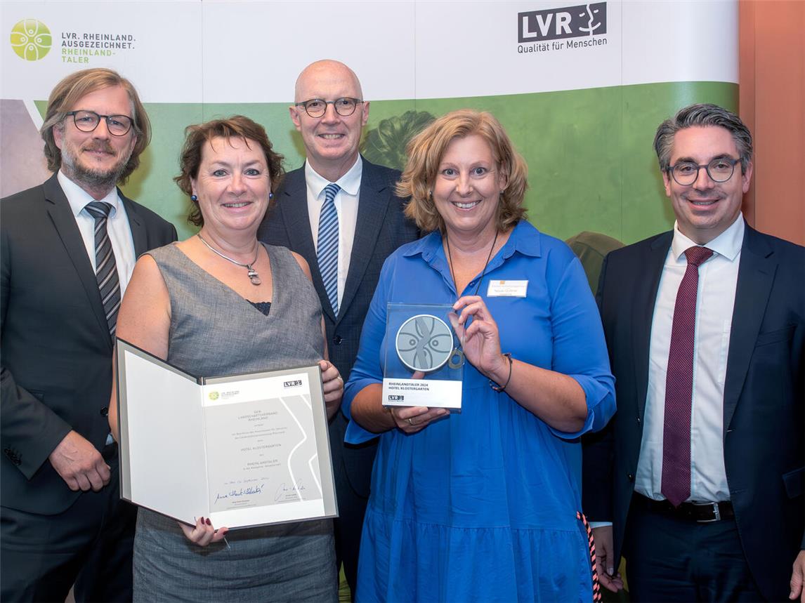 Bei der Verleihung des Rheinlandtalers an das Hotel Klostergarten, v.l.: Kevelaers Bürgermeister Dominik Pichler, Anne Henk-Hollstein (Vorsitzende der Landschaftsversammlung Rheinland), der Kreis Klever Landrat Christoph Gerwers, Nicole Grüttner (Hotelleitug Hotel Klostergarten), und Stefan Rouenhoff (MdB). NN-Foto: Gerhard Seybert