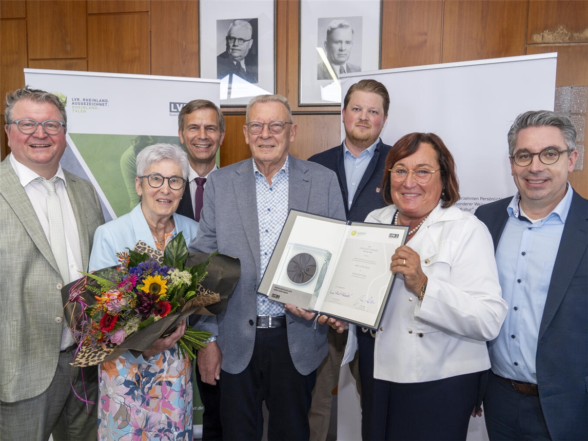 Bei der Verleihung des Rheinlandtalers: (v.l.): Bürgermeister Georg Koenen, Brigitte Vrede, Stephan Wolters (MdL), Hans-Gerd Vrede, der stellvertrende Landrat des Kreises Kleve, David Kerkenhoff-Szopinski, die stellvertretende Vorsitzende der Landschaftsversammlung Rheinland, Dr. Christiane Leonards-Schippers, und Stefan Rouenhoff (MdB). NN-Foto: Gerhard Seybert