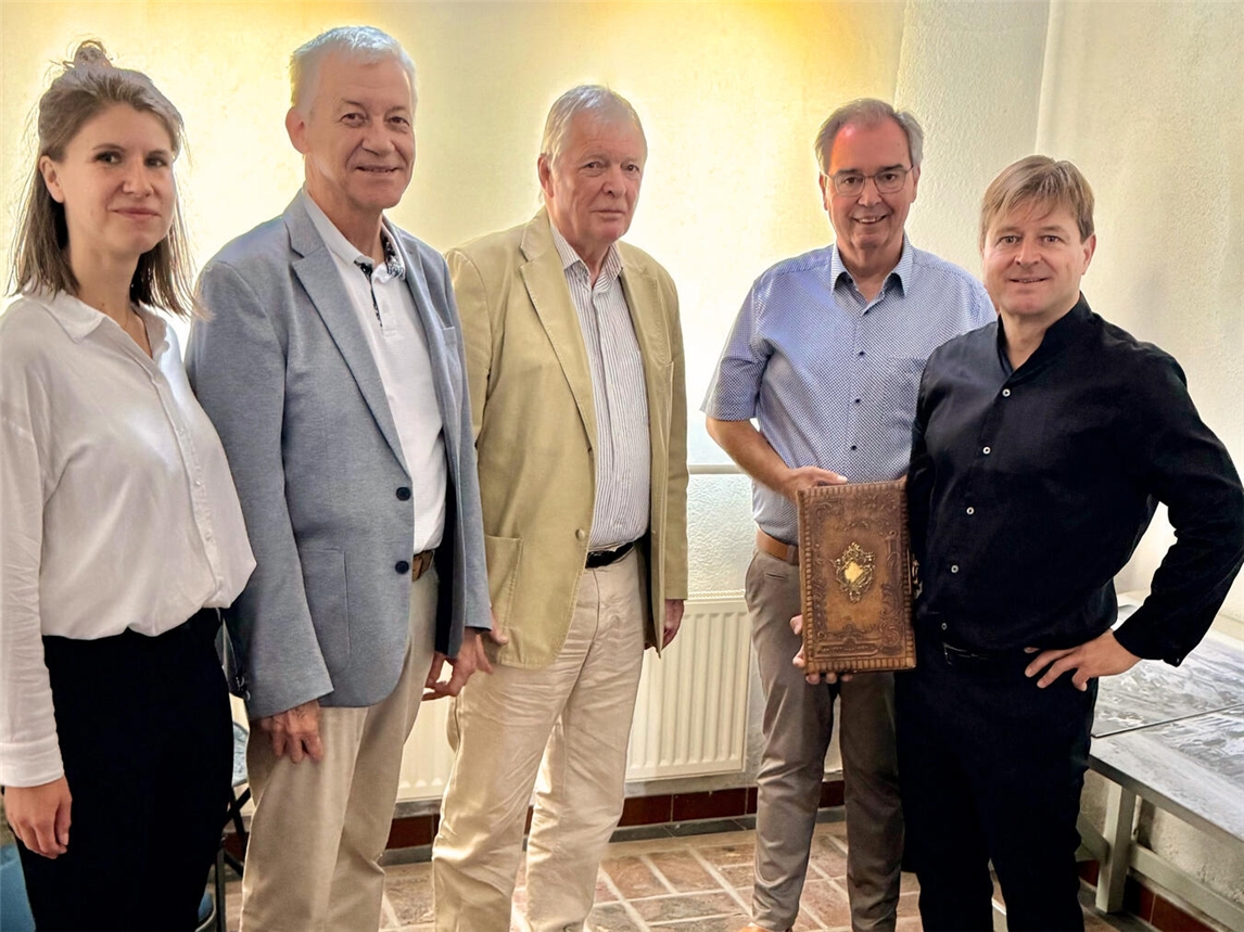 Bei der Vernissage (v.l.): Tabea Frauenlob, Heinz-Joachim Schmidt, Helmut Berghaus, Josef Gietemann, Frank Mehring. Foto: Arenacum