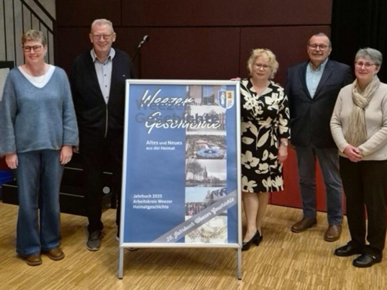 Bei der Vorstellung der neuen, 25. Ausgabe des Jahrbuches der Weezer Heimatgeschichten des Arbeitskreises Weezer Heimatgeschichte konnte der Vorsitzende sich ein Bild von dem großen Engagement und der umfangreichen Arbeit machen. Foto: Franz-Macherey-Stiftung