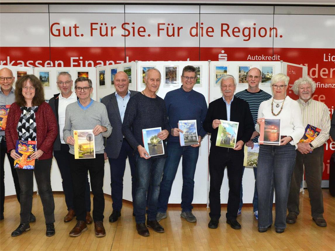 Bei der Vorstellung des Sparkassen-Kalenders 2025: Thomas Müller (6.v.l.) und Uwe Merling (1.v.r.) (beide Sparkasse) mit den Fotografen: Christiane Bienemann, Hans-Ulrich Holtkamp, Zbigniew Chojnacki, Hans-Wilhelm Heek, Thomas Arntz, Norbert Verhoeven, Beate Klopp, Johannes Janßen, Diana Freund, Andreas Wolff und Roland van Bremen (bei der Übergabe terminlich verhindert: Thomas Rauers, Bruno Langer, Thomas Hillebrand, und Klaus Neumann). Foto: Klaus-Dieter Stade
