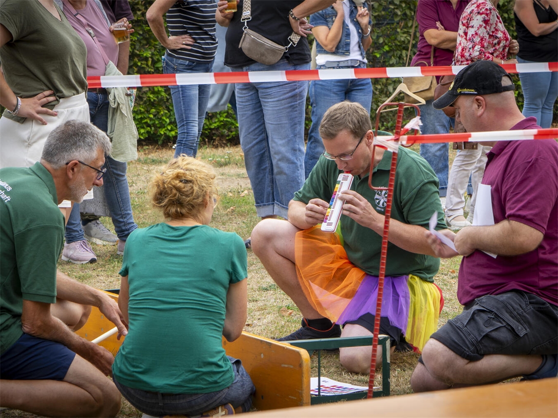 "Fröhliche Menschen bei Spielen auf der Wember Kirmes, Gesellige Vereine, bunte Kirmesatmosphäre"