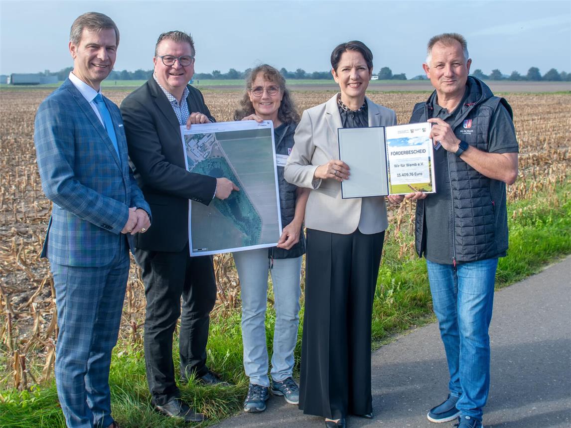 Bei des Übergabe des Förderbescheids an „Wir für Wemb“, v.l.: Stefan Wolters (MdL), Weezes Bürgermeister Georg Koenen, Sabine Seeling-Kappert (2. Vorsitzende Wir für Wemb), Ministerin Silke Gorißen, Ludwig Beckers (1. Vorsitzender Wir für Wemb). NN-Foto: Gerhard Seybert