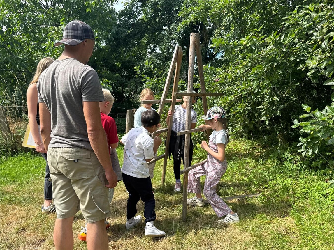 Kinder lernen den Umgang mit einem Heubock auf einem Minispiel-Event, organisiert von der Stadt Geldern. Foto: Stadt Geldern/Gossens