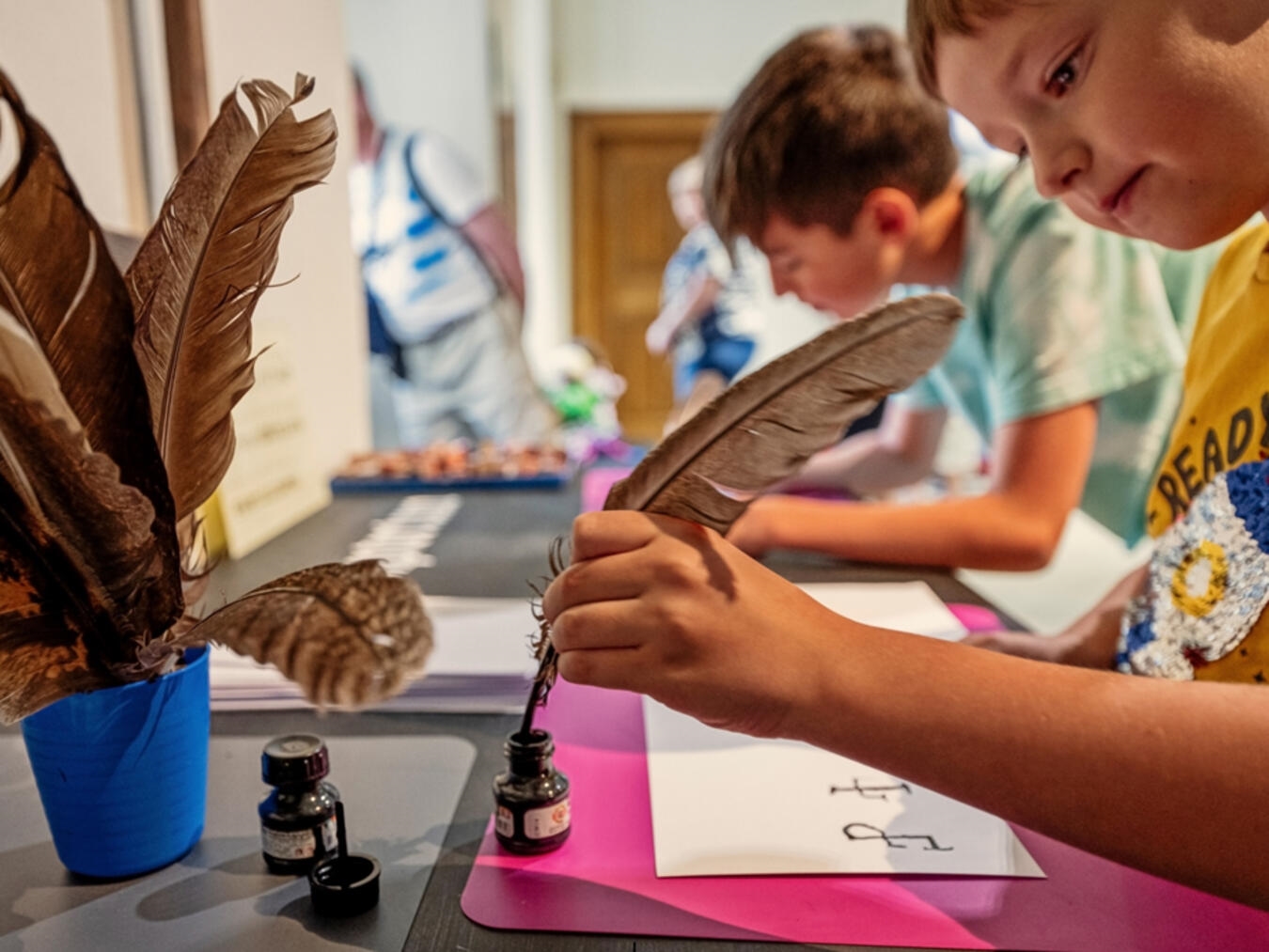 Bei diesem Workshop wird mit dem Federkiel geschrieben. Foto: LVR-Niederrheinmuseum Wesel