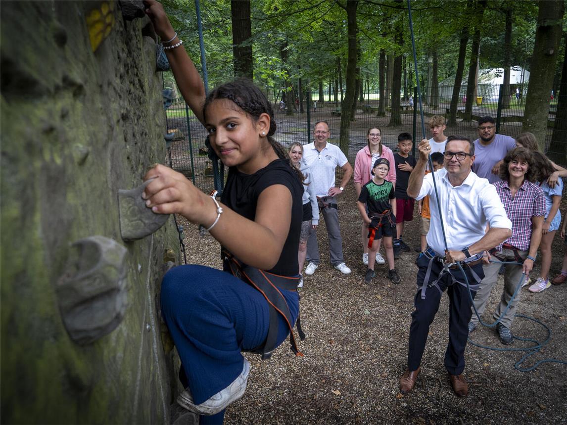 Bei einem Ausflug der Gelderner Ferienspiele an den Eyller See ging’s hoch hinaus. Gelderns Beigeordneter Markus Grönheim (3. v.l.) sowie Bürgermeister Sven Kaiser und Organisatorin Monika Gottschlich vom Gelderner Jugendzentrum check point (Mitte) staunten nicht schlecht über die Geschicklichkeit der Kinder am Kletterfelsen. Dabei ließ es sich Bürgermeister Sven Kaiser nicht nehmen, die Kids persönlich abzusichern.Foto: Gerhard Seybert für Stadt Geldern
