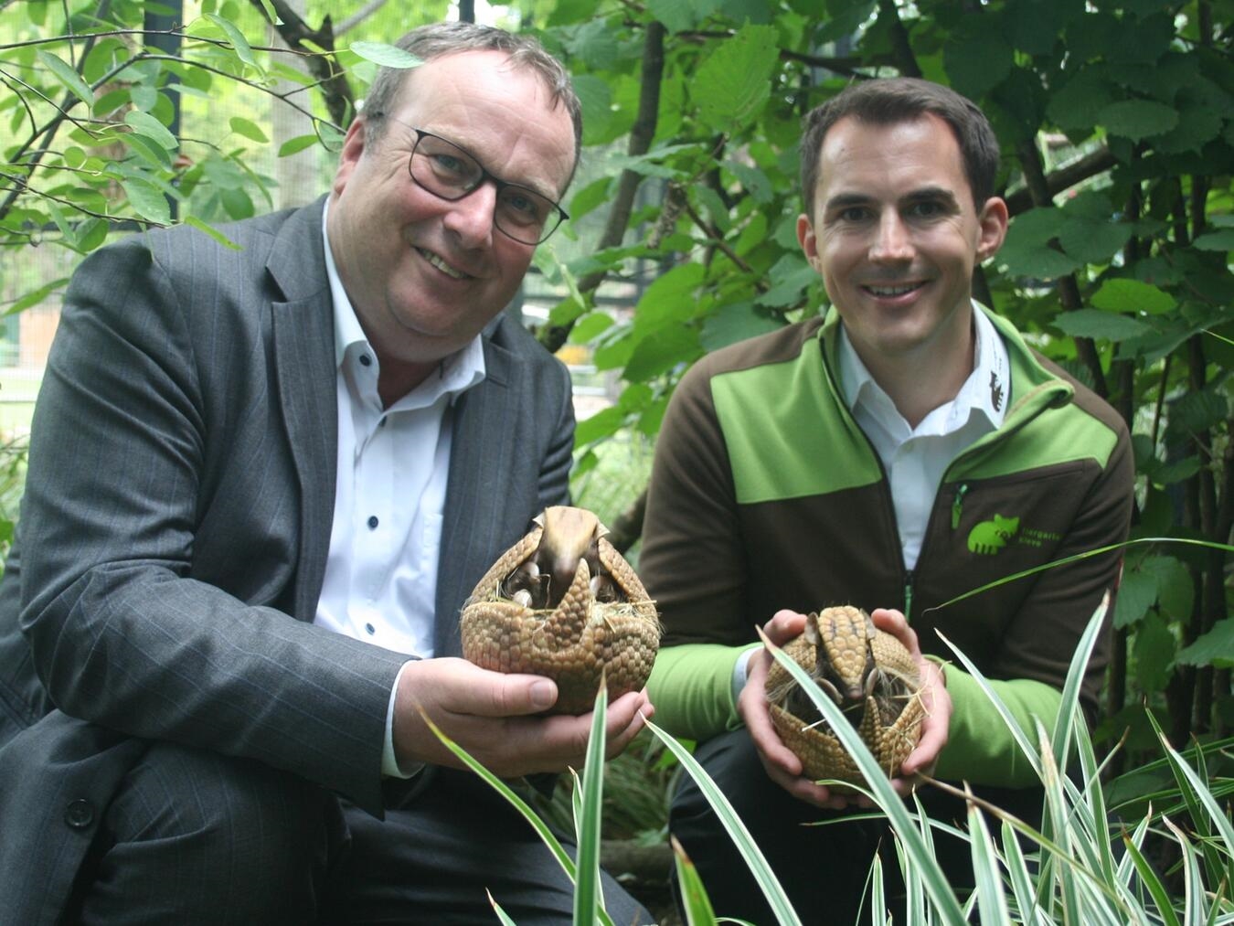 "Oliver Krischer und Dr. Martin Polotzek besprechen Artenschutz im Tiergarten Kleve"
