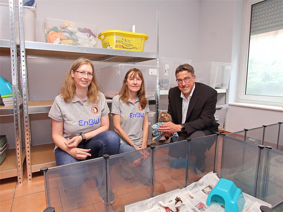 Bei einem Besuch im vergangenen Jahr schaute sich der Landtagsabgeordnete René Schneider die Igelpflegestelle in Alpen an. NN-Foto: Theo Leie