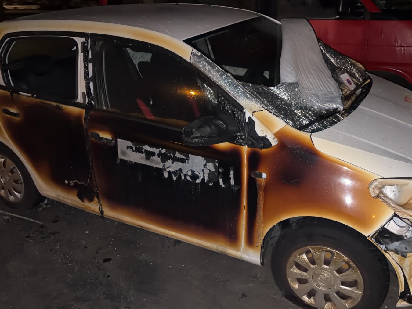 Bei einem Pkw-Brand auf einem Parkplatz in Emmerich wurde auch dieser Dienstwagen der Mobilen Pflege der Caritas Kleve beschädigt. Die Polizei hat die Nutzung des Fahrzeuges untersagt. Foto: CV Kleve