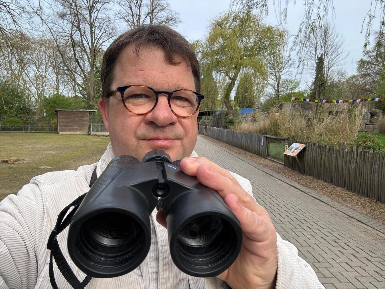 "WDR-Reporter Kai Toss erklärt Vogelarten im Tiergarten während Spaziergang"
