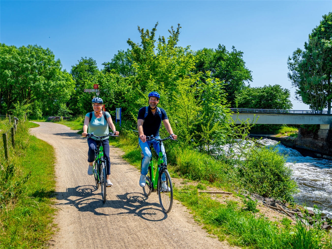 Bei einer ausgiebigen Radtour kann man im Frühling die Natur, schmucke Dörfer und lebendige Städte entdecken. Foto: Patrick Gawandtka
