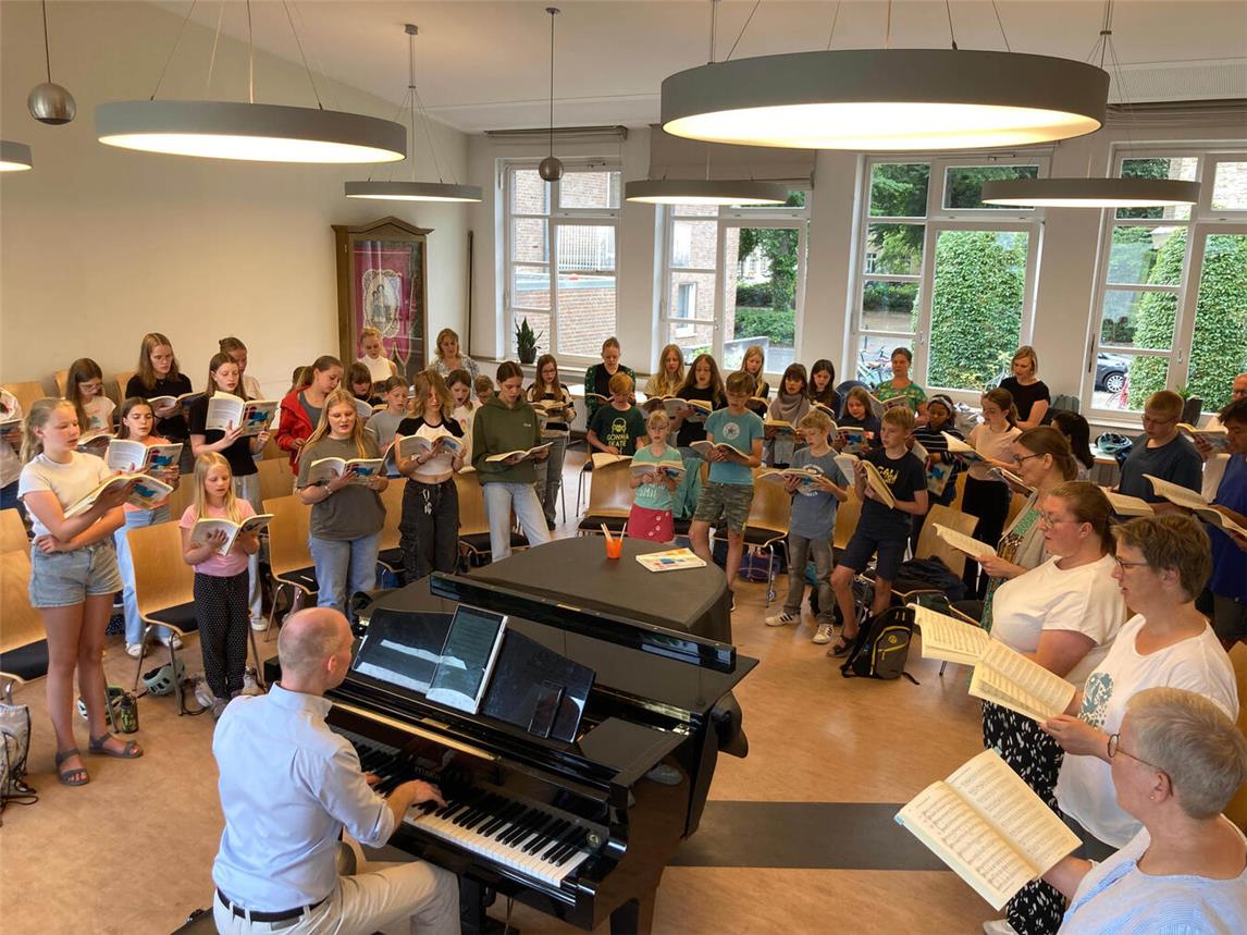 Bei einer gemeinsamen Probe der Chöre, die aus dem Bistum Münster zum internationalen Chorfest fahren, kam in Warendorf große Vorfreude auf das „Pueri Cantores“-Treffen auf. Foto: privat