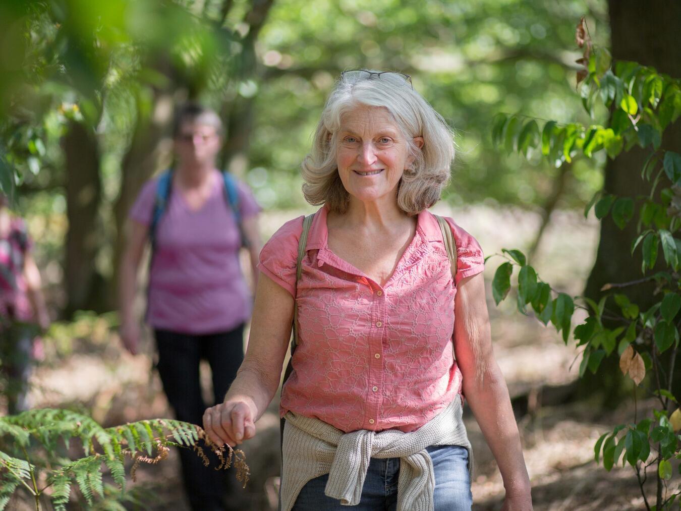 Bei einer Kräuterwanderung gibt Gabriele Heckmanns Tipps für die Verwendung heimischer Wildkräuter. Zum Abschluss wird mit dem Gesammelten ein kleines Buffet erstellt und gemeinsam genossen.Foto: Gabriele Heckmanns