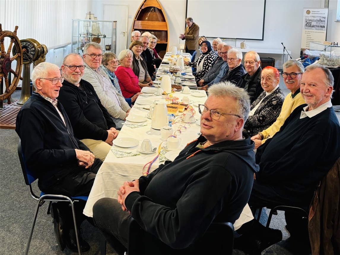 Bei einer niederrheinischen Kaffeetafel wurde das neue Jahresprogramm besprochen. Foto: Bettina Kleipaß