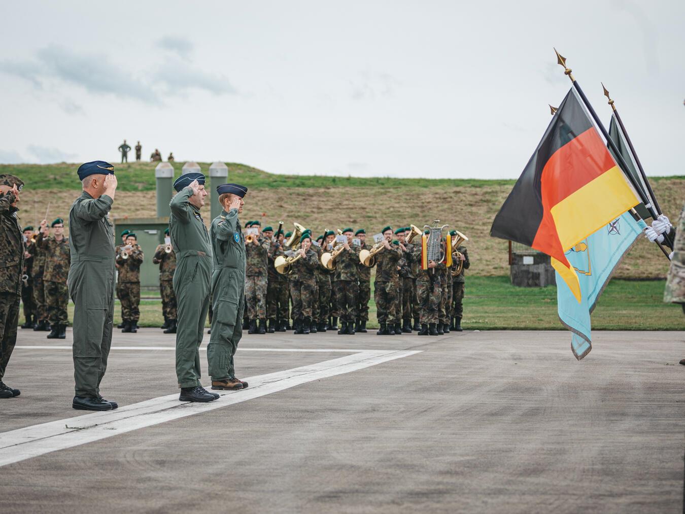 Poschwatta übernimmt Kommando am Uedemer Paulsberg Bei einer Übergabezeremonie auf dem Paulsberg verabschieden die Kammeraden ihren Generalmajor.Foto: Luftwaffe Kalkar/Marvin Hofmann/Patrick Bransmöller