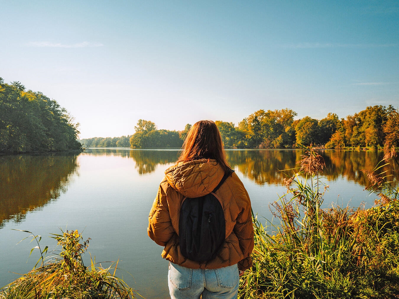 Bei einer Wanderung an einem malerisch gelegenen See, kann man neue Kraft aus der Natur schöpfen. Foto: Gymi Media