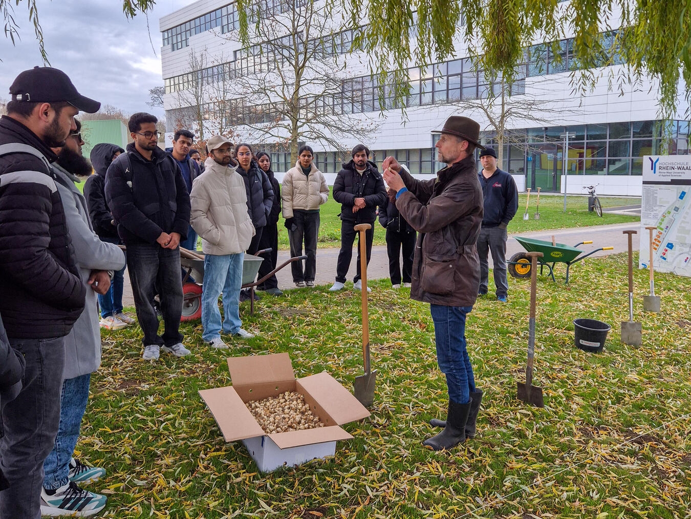 Bei frischen 7 Grad machten sich internationale Studierende des Studiengangs „Biological Resources“ daran, rund 15.000 Blumenzwiebeln auf ausgewählten städtischen Flächen in Campus- und Spoynähe einzupflanzen. Foto: Stadt Kleve