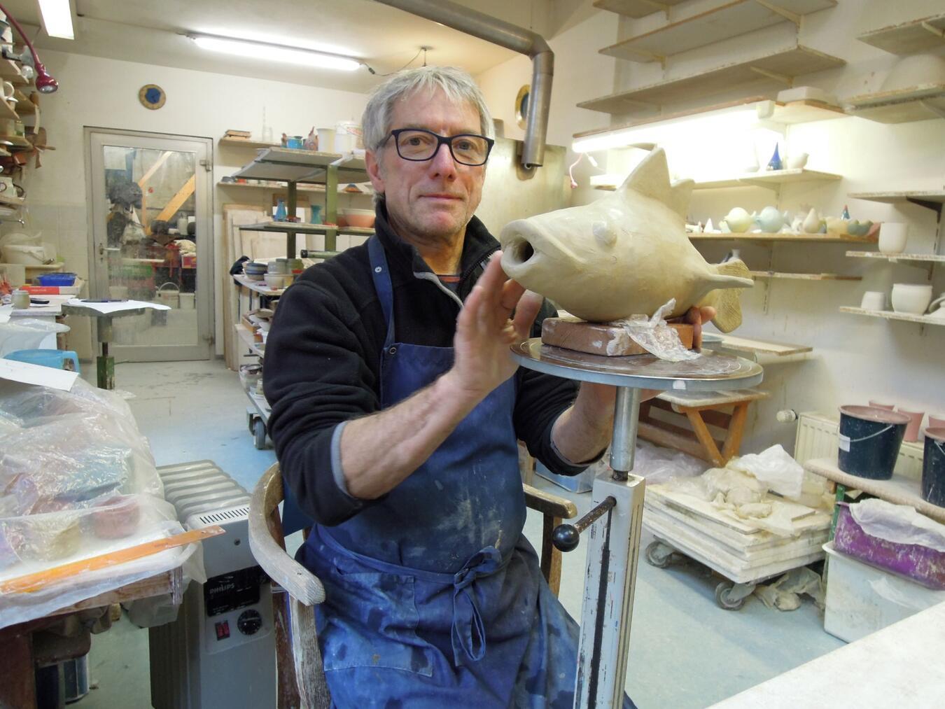 Bei Guido Zenke in Aldekerk stehen spannende Werkstattbesichtigungen, Stelenbau und Tonfeld auf dem Programm. Fotos: privat