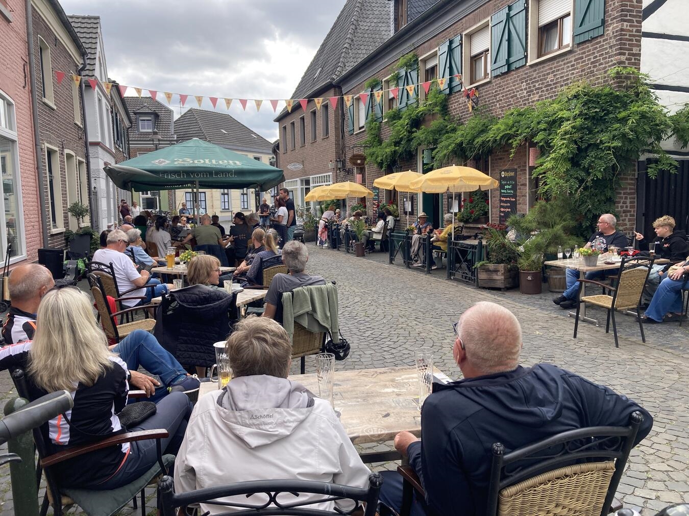 "Sommerliche Outdoor-Musiksession bei Sonnenschein, Musiker im Freien musizierend"