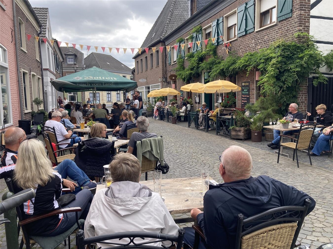 "Sommerliche Outdoor-Musiksession bei Sonnenschein, Musiker im Freien musizierend"