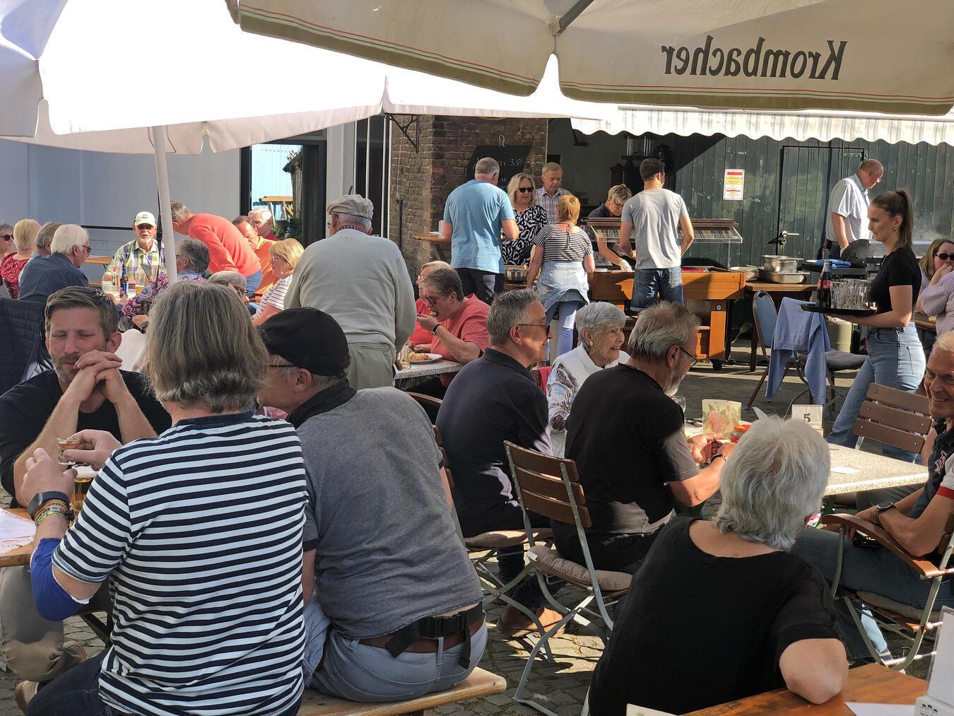 Bei herrlichem Sonnenschein hat die Bürgerstiftung Till-Moyland die Biergartensaison auf dem Schmiedevorplatz eröffnet. Foto: Bürgerstiftung Till Moyland