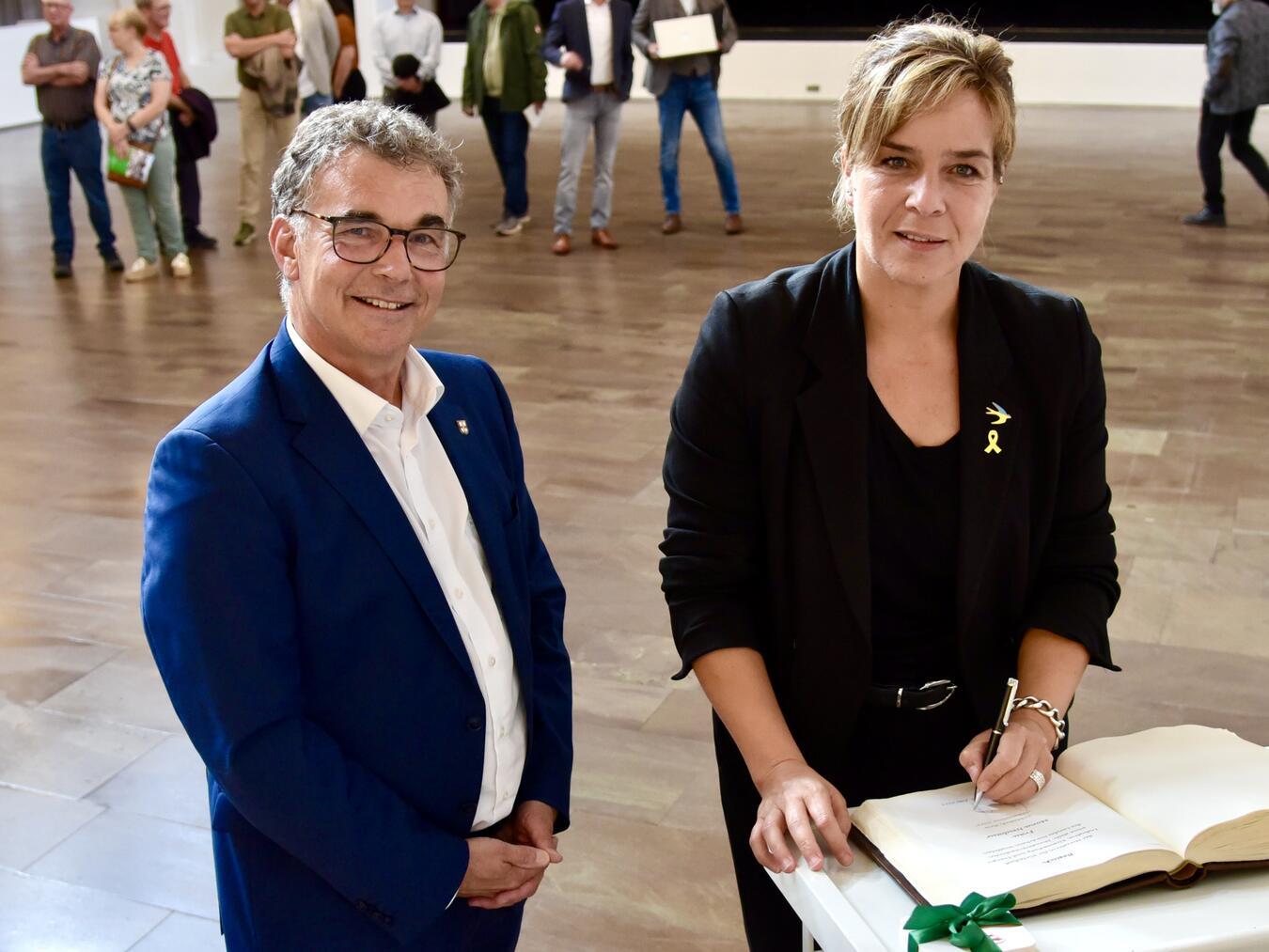 Bei ihrem Besuch trug sich Mona Neubaur auch in das Goldene Buch der Stadt ein. Foto: Stadt Rheinberg