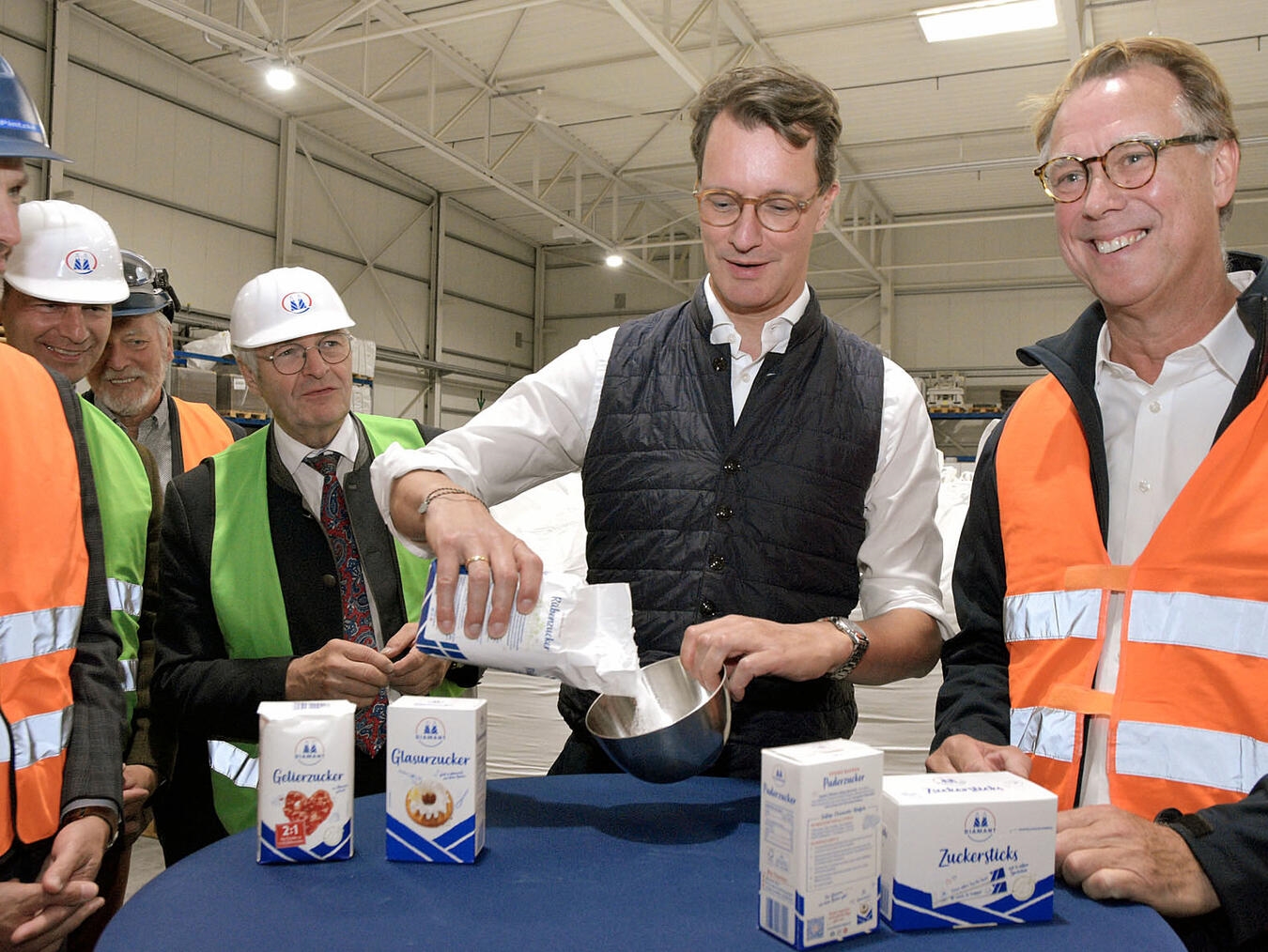 NRW-Ministerpräsident Hendrik Wüst sieht die Zukunft der Landwirtschaft Bei Pfeifer & Langen schaute sich Wüst den hier hergestellten Zucker an. NN-Foto: Rüdiger Dehnen