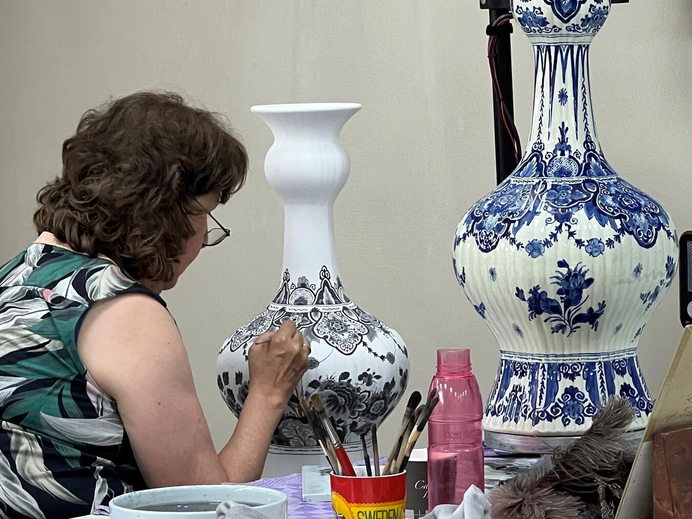 Bei Royal Delft erleben Besucher Handwerkskunst hautnah.