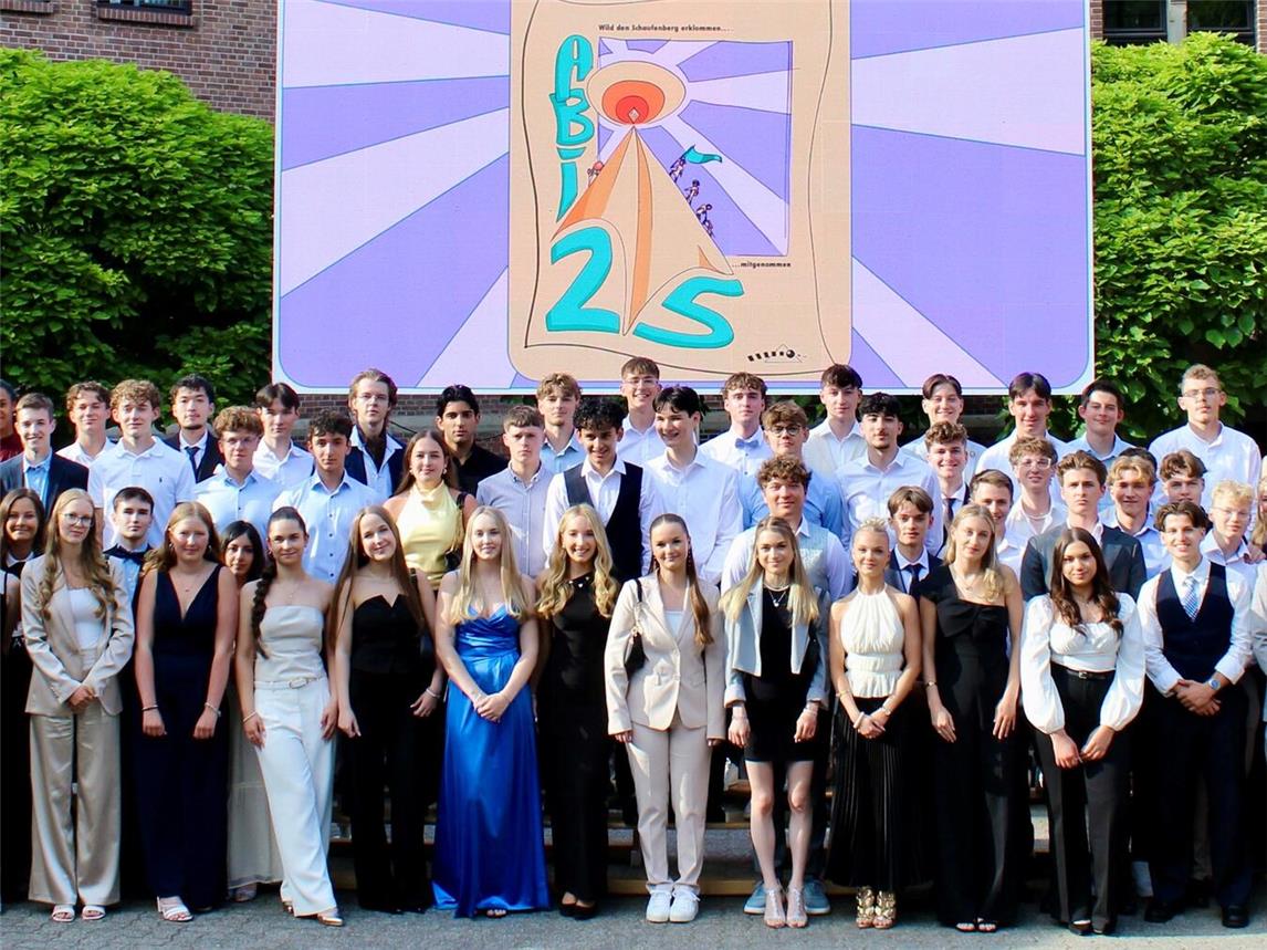 Bei strahlendem Sommerwetter fanden sowohl der festliche Gottesdienst als auch die feierliche Entlassung im Beisein der Familien auf dem Schulhof statt. Foto: Freiherr-vom-Stein-Gymnasium