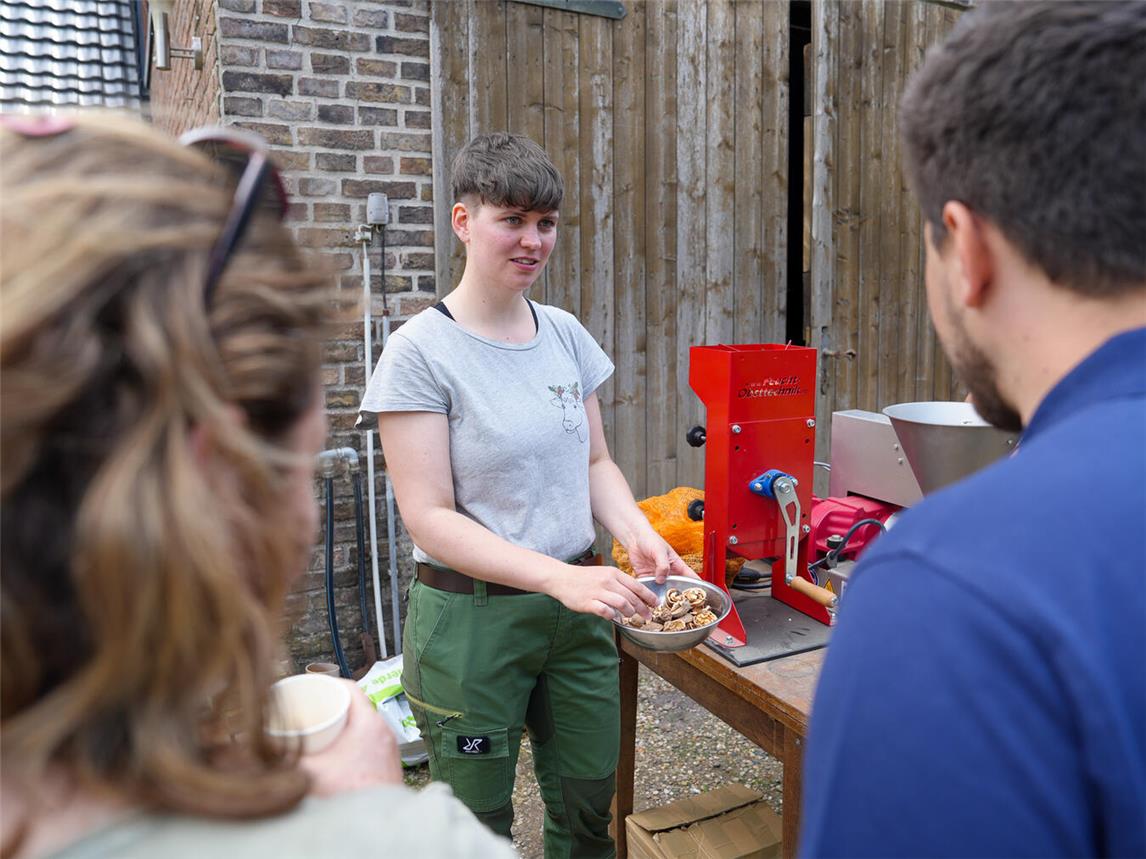 Bei „Taste of Niederrhein“ werden unter anderem Walnüsse vom Hof Birgel in Kalkar verkostet. Foto: Samuel Lemmen/HSRW