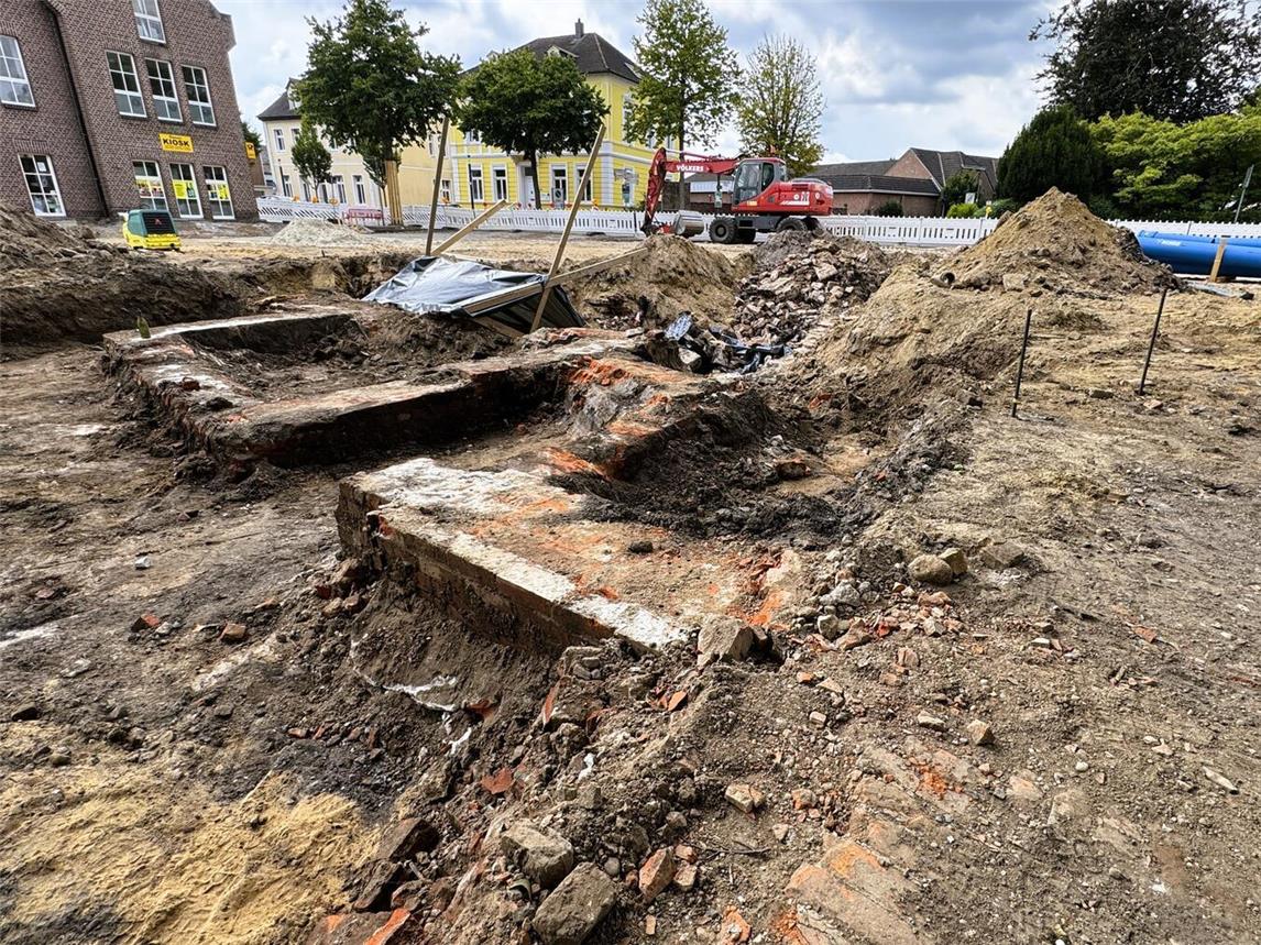 Bei Tiefbauarbeiten zum Busbahnhof kam altes Mauerwerk zutage. Nach ersten Recherchen handelt es sich um das ehemalige Reeser Gaswerk, dass vor über 115 Jahren abgerissen wurde. Foto: Stadt Rees