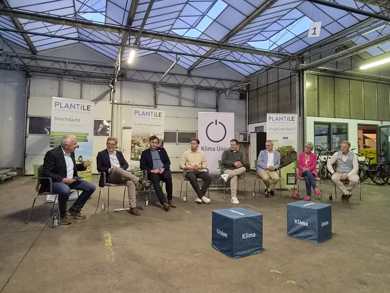 Teilnehmerdiskussion bei Viehweg Issum über Wirtschaft und Klimaanpassung.