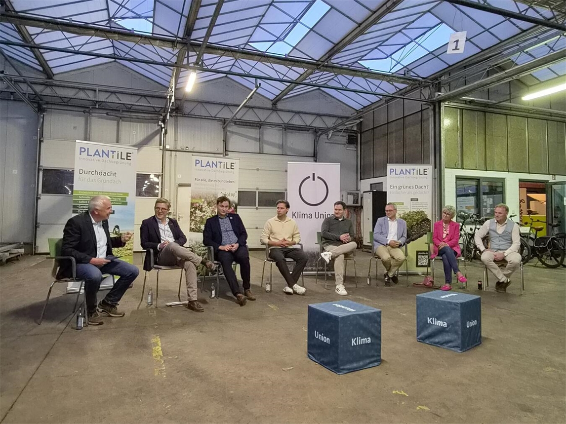 Teilnehmerdiskussion bei Viehweg Issum über Wirtschaft und Klimaanpassung.