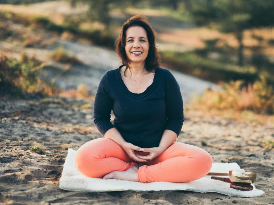 Bei Yogajuma lernen die Teilnehmenden, Verspannungen zu lösen und Stress abzubauen.Foto: © Jutta Martens