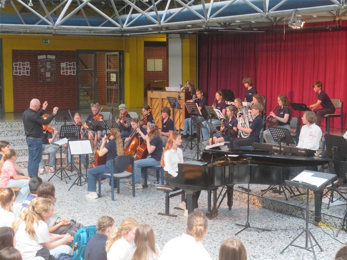 "Junge Musiker im Alter von 13-19 Jahren während eines Ensemble-Auftritts, lebendige Musikszene, Foto: KAG"