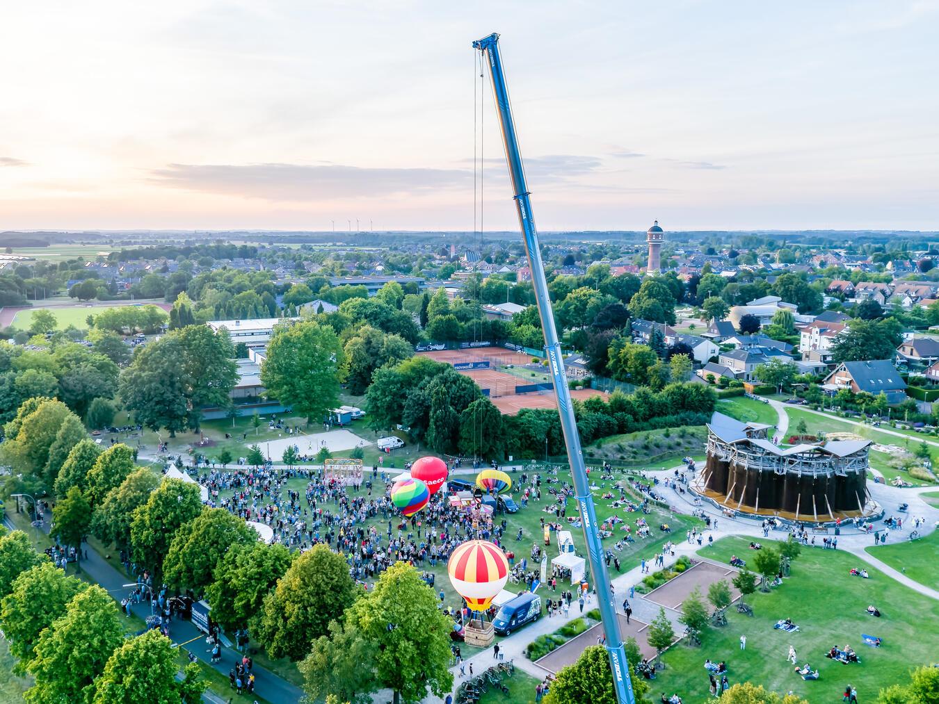 Beim „30. Kevelaerer Heißluft-Ballon-Festival“ erwartet die Besucher ein buntes Programm. Foto: © Verweyen & König 