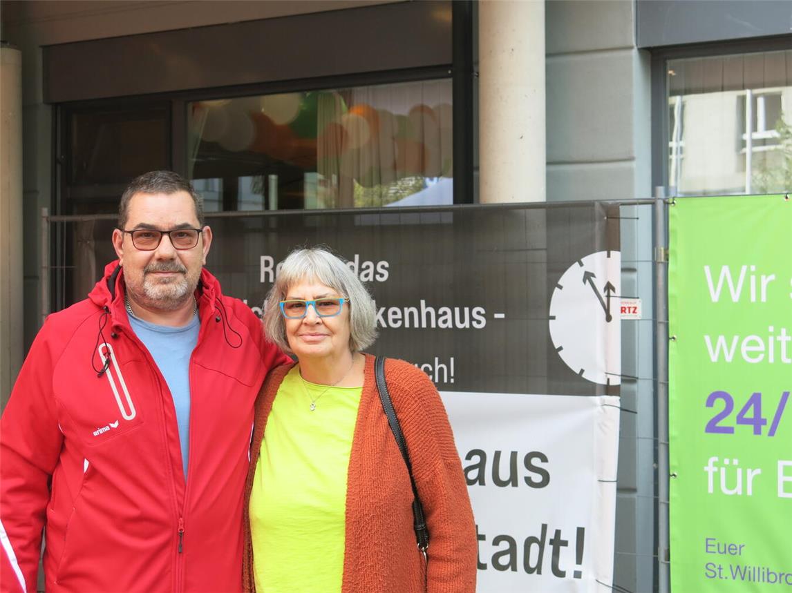 Beim Aktionstag erzählen Beate und Frank Haack von ihrer ganz besonderen Verbindung zum St.-Willibrord-Spital in Emmerich. Foto: pro homine