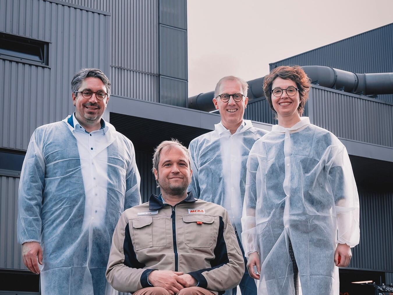 Mera ist ein wichtiger
Arbeitgeber in der Region Beim Besuch der Firma Mera tauschten sich aus, v.l.: Stefan Rouenhoff, Felix Vos, Dr. Jürgen Wigger und Dr. Katrin Langner. Foto: Yannik Meisel / Wunschkonzert