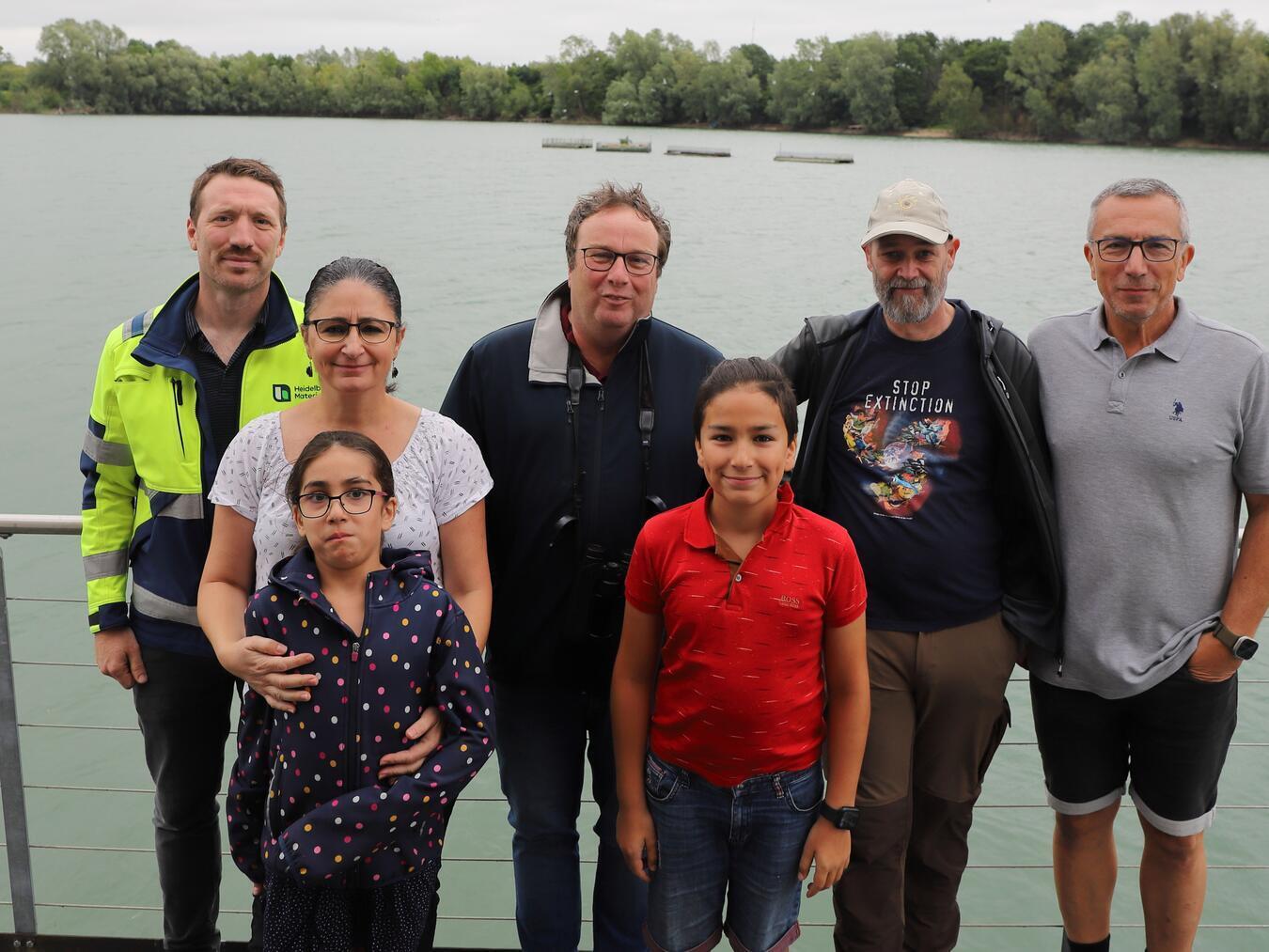 Beim Besuch der Flussseeschwalbenkolonie in der Abgrabung Birgelfeld (im Hintergrund) wurde Umweltminister Oliver Krischer (Bildmitte) von Sven Dauber von Heidelberg Materials (li.), Familie Karadag und Stefan Sudmann (2. v. re.) begrüßt. Foto: Barbara C. Meyer