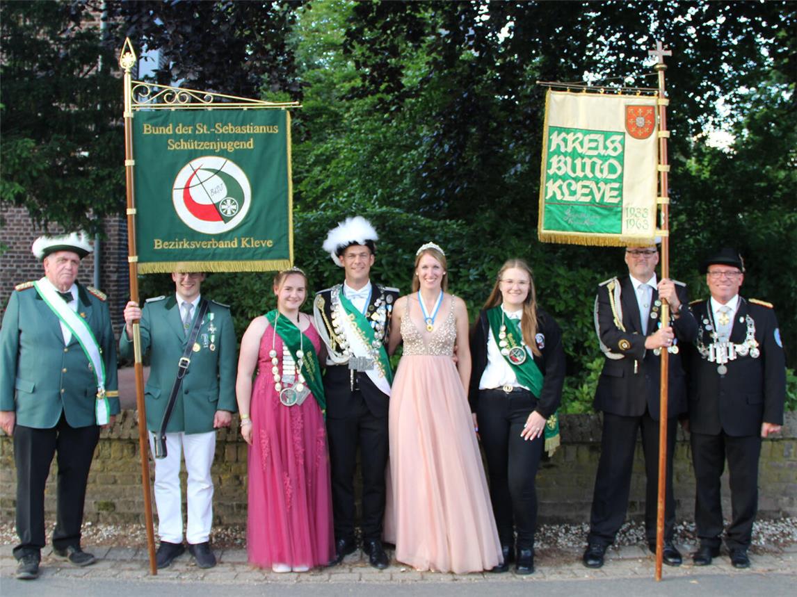 Beim Bezirksschützenfest (v.l.): Johannes Rütten, Bezirksjugendprinzessin Jana Boßmann, Bezirkskönigspaar Sven und Svenja Hermsen, Bezirksschülerprinzessin Emily Thiele, Bezirksbundesmeister Helmut Lintzen.Foto: Bezirksverband Kleve