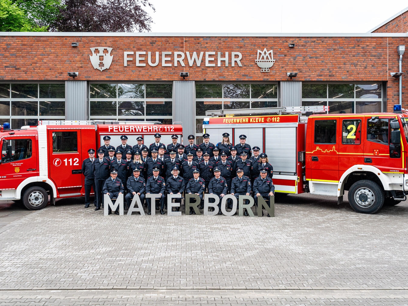 Ein Fest, das verbindet "Löschzug beim Brunnenfest sorgt für Sicherheit; Feuerwehrfahrzeuge im Einsatz bei Stadtfest"
