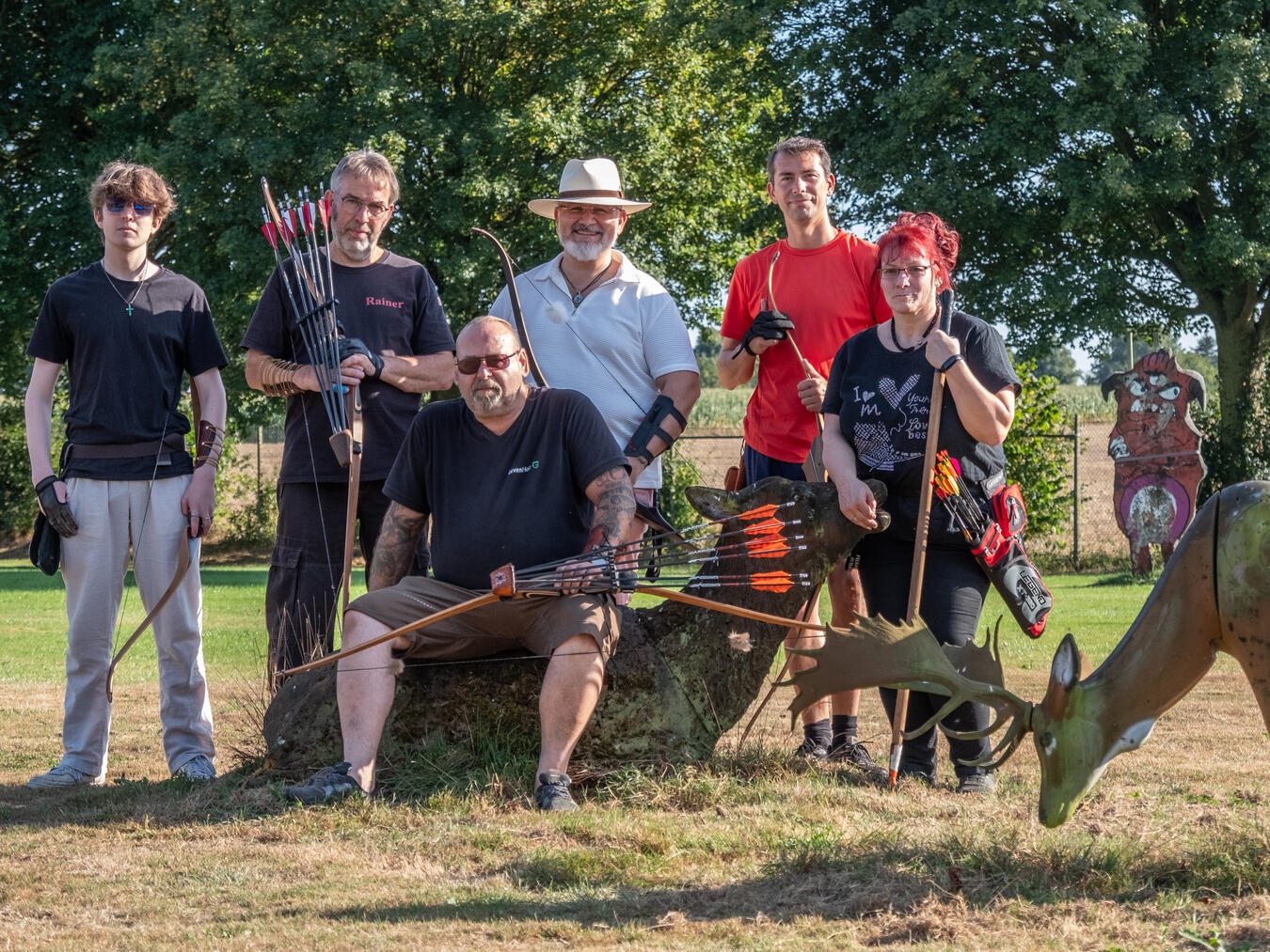 Beim BSC Louisendorf gibt es die 3D-Gruppe, die am Dienstagabend und am Samstagmorgen trainiert. Marten, Rainer, Rüdiger, Simon, Adriano und Ingrid (v.l.) würden sich über Mitstreiter freuen. Foto: Kurt Michelis