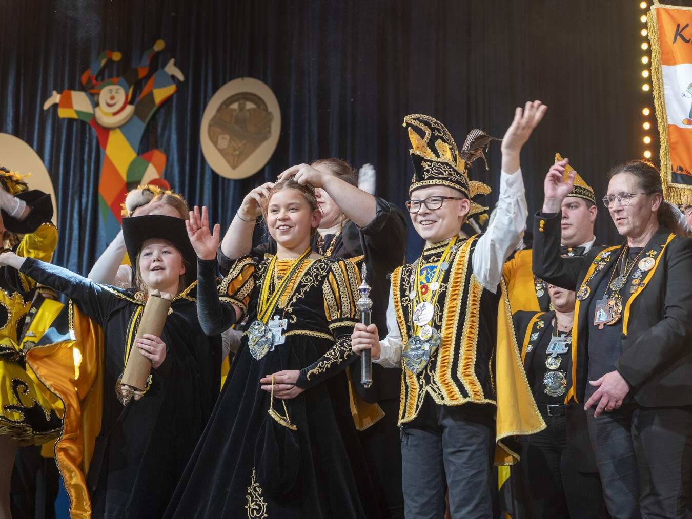 Beim bunten Kinderkarneval, ausgerichtet vom Kolping Karneval Komitee 1885 Goch, wurden das Kinderprinzenpaar und seine Heroldin in Amt und Würden gesetzt. NN-Fotos: Gerhard Seybert