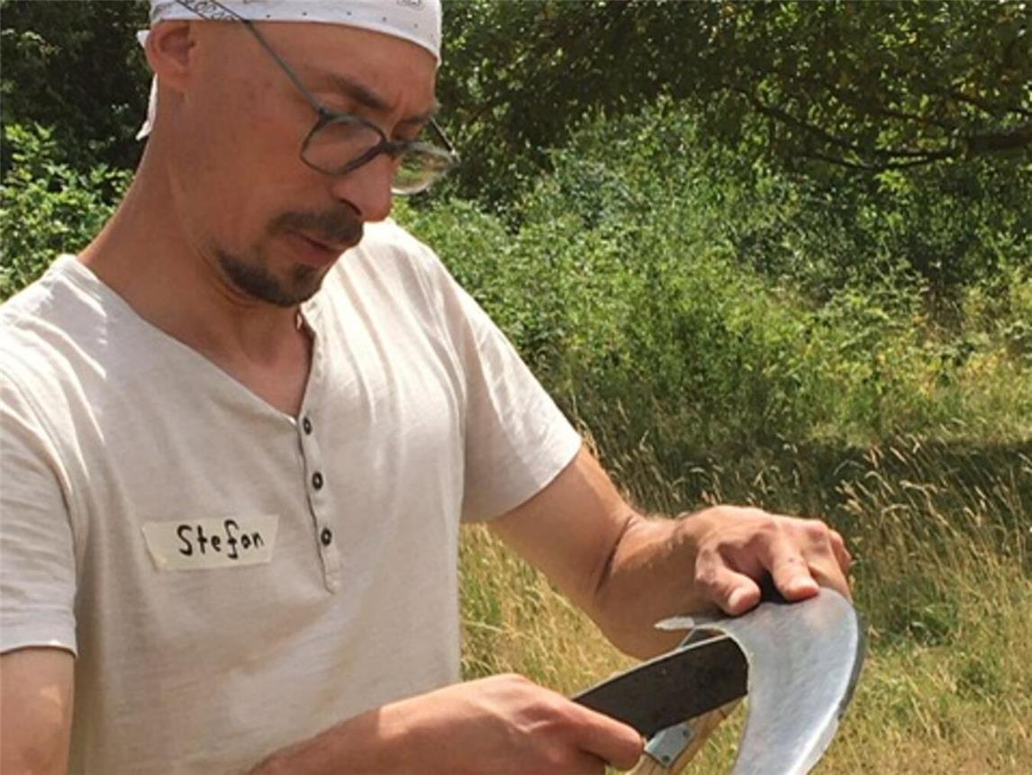 Beim Dengeln wird die Sense dünn wie eine Rasierklinge, mit dem Wetzen wird sie scharf für den perfekten Schnitt beim Mähen.Foto: Wallney